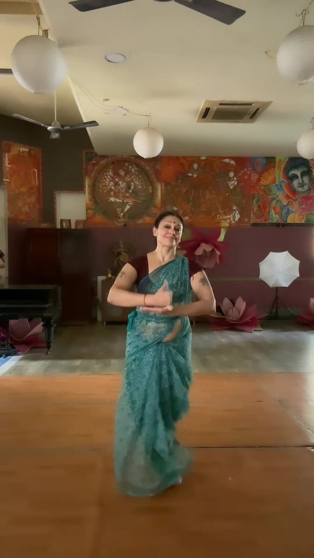 SHOBANA NAVEL HOT SHOW IN TRANSPARENT SAREE