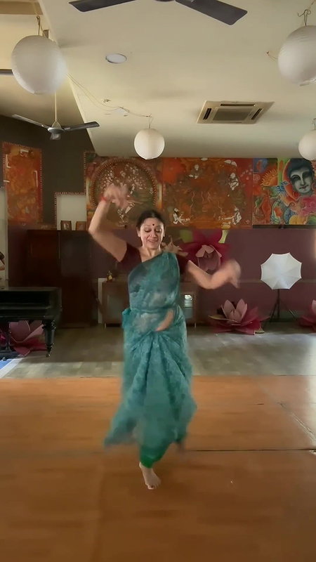 SHOBANA NAVEL HOT SHOW IN TRANSPARENT SAREE