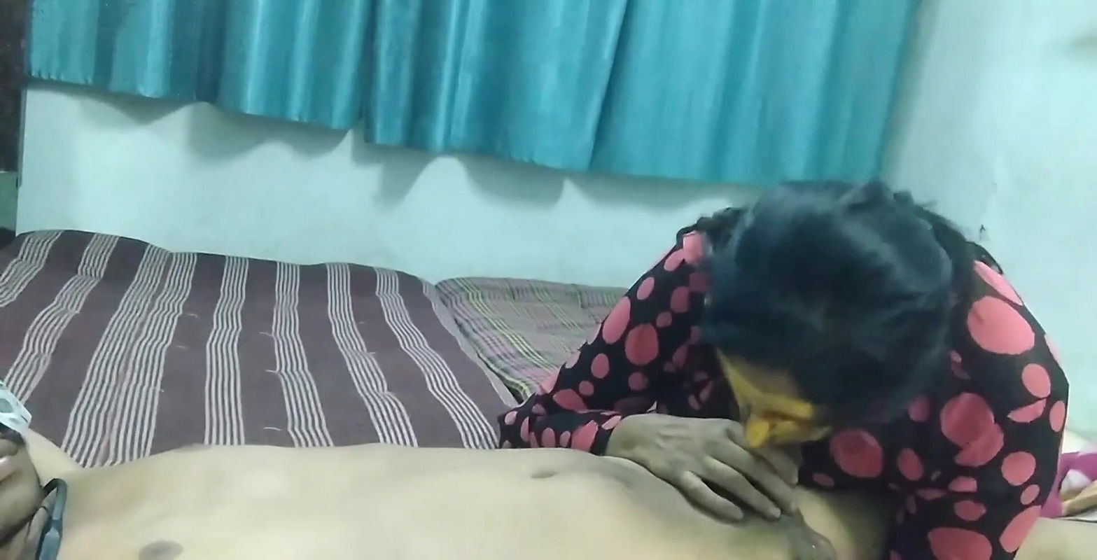 Ammi jaan ki hawas mitane ke liye beta khud ma ko bola ammi jaan aap mere dost ke sath sex karlo