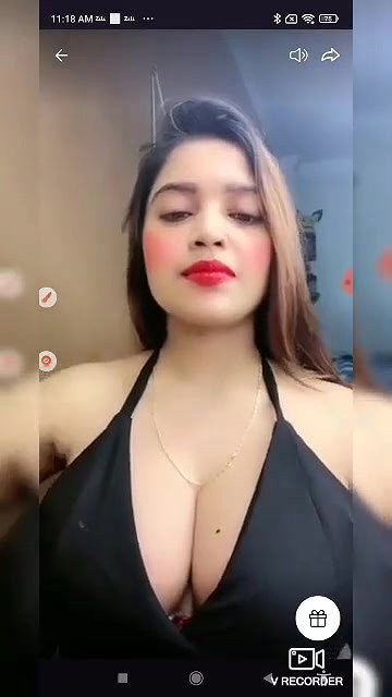 Ginnu Showing Deep Cleavage to Tease on Tango Live