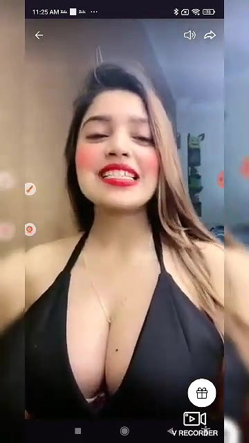 Ginnu Showing Deep Cleavage to Tease on Tango Live