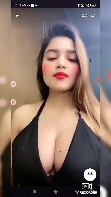 Ginnu Showing Deep Cleavage to Tease on Tango Live