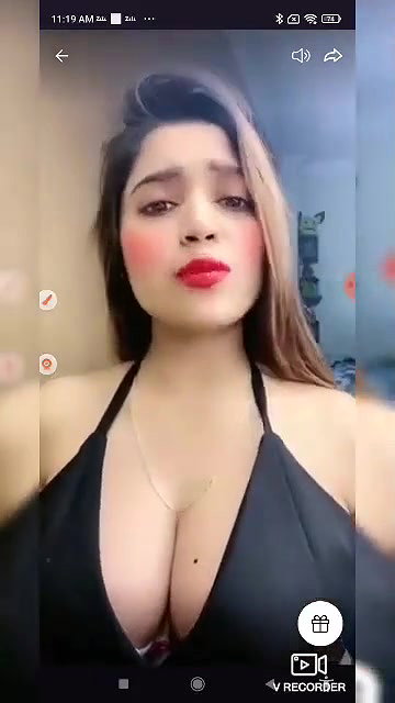 Ginnu Showing Deep Cleavage to Tease on Tango Live