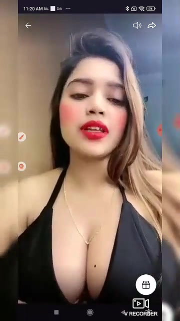Ginnu Showing Deep Cleavage to Tease on Tango Live