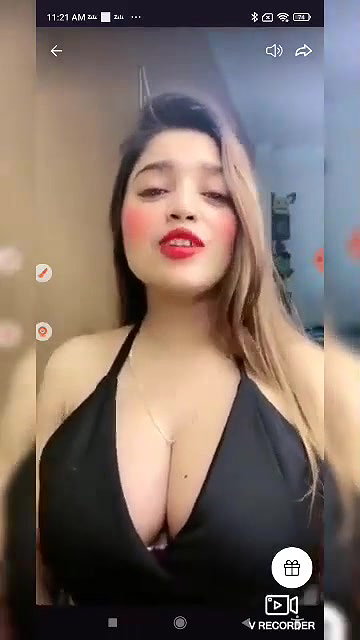 Ginnu Showing Deep Cleavage to Tease on Tango Live