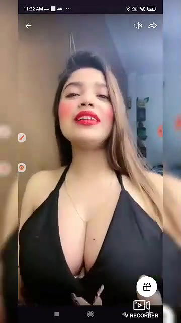 Ginnu Showing Deep Cleavage to Tease on Tango Live