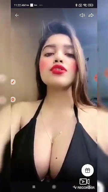 Ginnu Showing Deep Cleavage to Tease on Tango Live