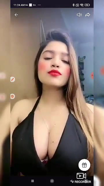 Ginnu Showing Deep Cleavage to Tease on Tango Live