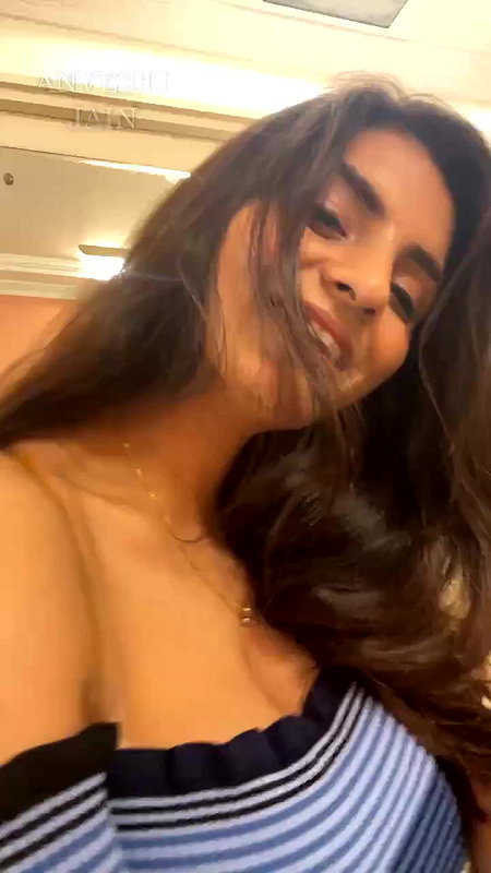 Anveshi Jain Live