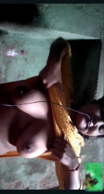 Desi Girl Shows Her Boobs On vC