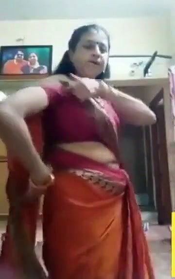 Desi village aunty big boobs on cam