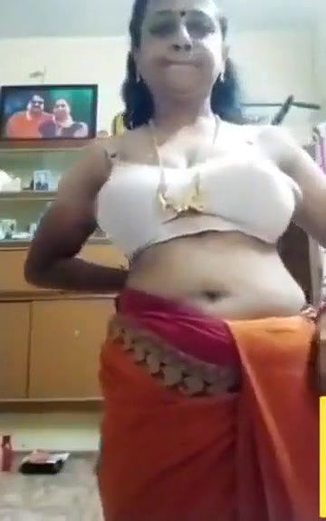 Desi village aunty big boobs on cam