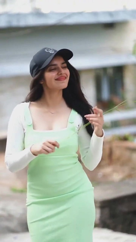 Kushitha Kallapu milky boobs popout deep cleavage show