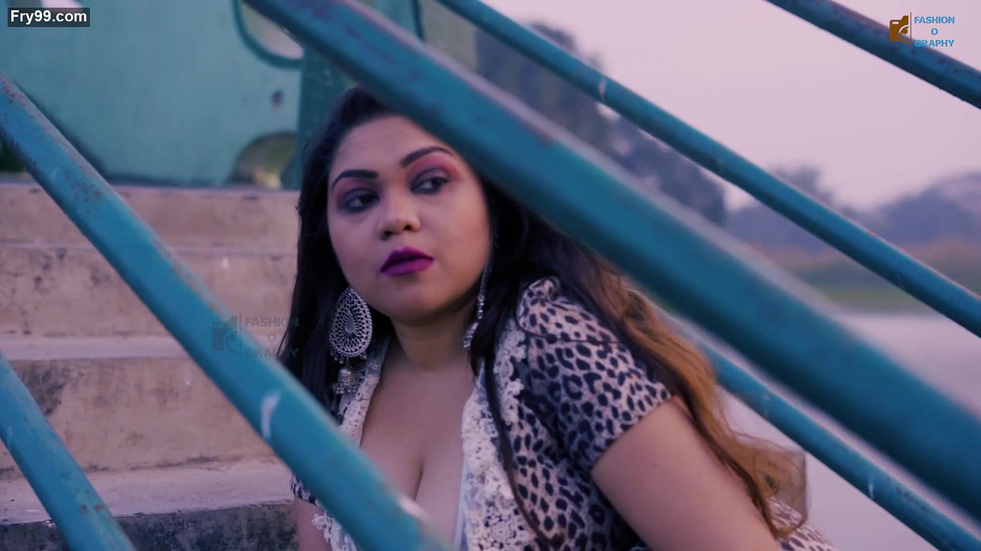 Horny Booby Suvrani Kundu Huge Cleavage Show Seducing Act