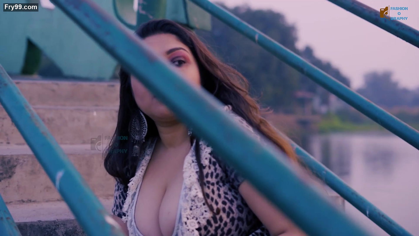 Horny Booby Suvrani Kundu Huge Cleavage Show Seducing Act