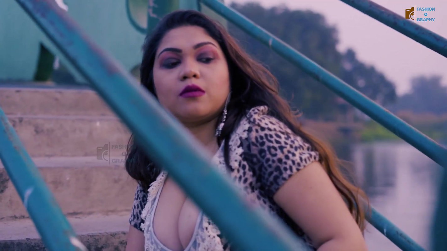 Horny Booby Suvrani Kundu Huge Cleavage Show Seducing Act