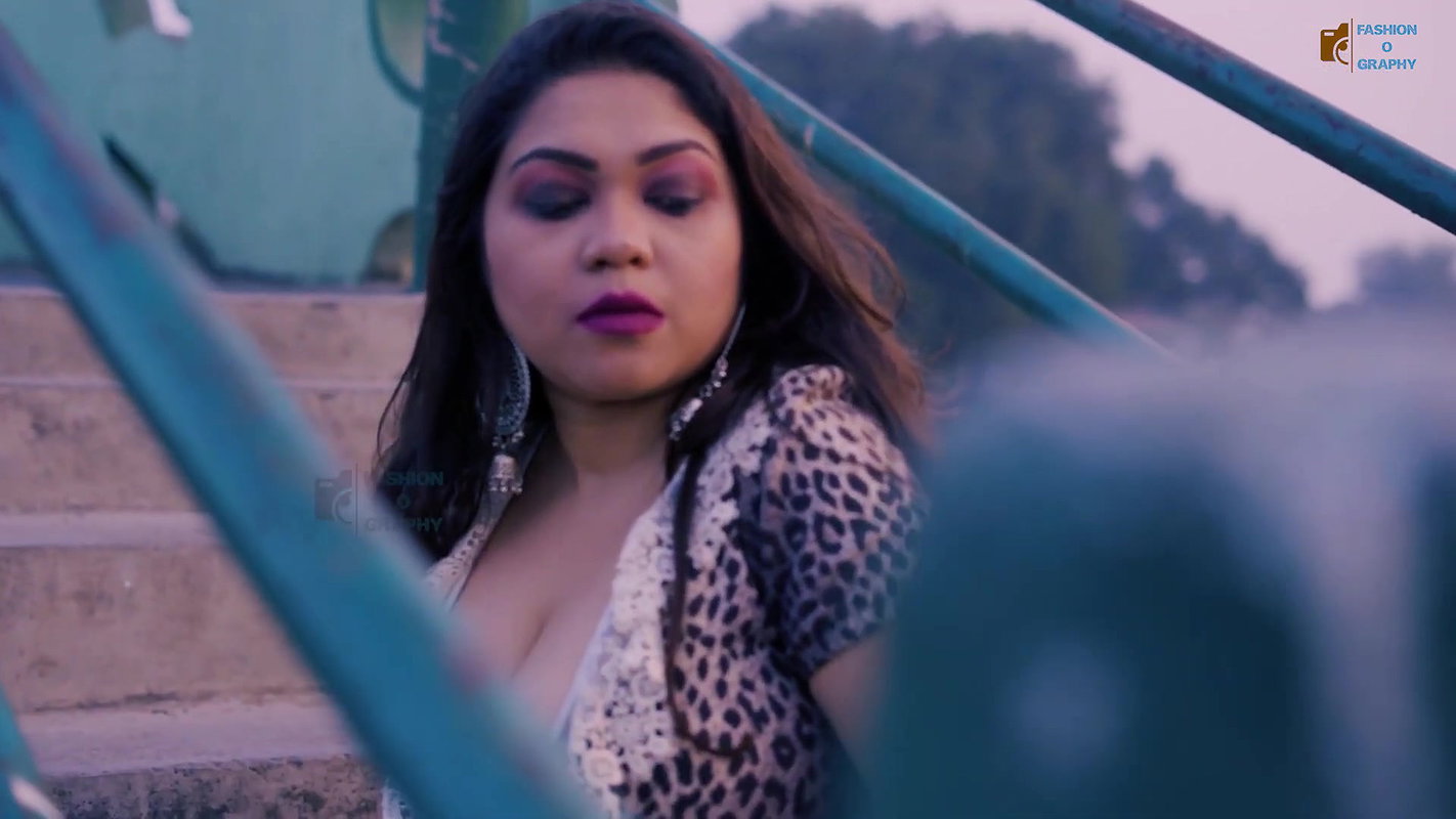 Horny Booby Suvrani Kundu Huge Cleavage Show Seducing Act
