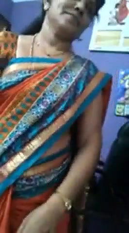 Tamil Aunty Lifting Saree Pussy Show