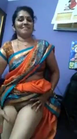 Tamil Aunty Lifting Saree Pussy Show