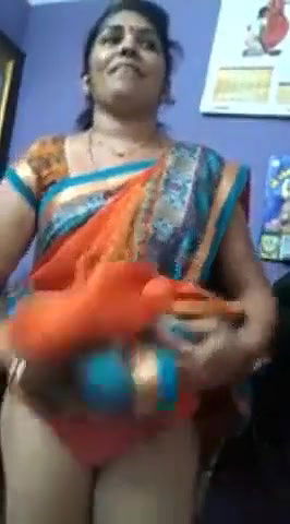Tamil Aunty Lifting Saree Pussy Show