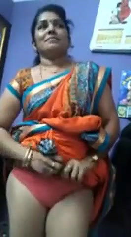 Tamil Aunty Lifting Saree Pussy Show