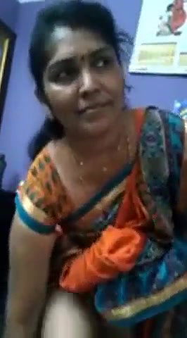 Tamil Aunty Lifting Saree Pussy Show