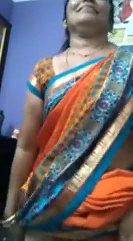 Tamil Aunty Lifting Saree Pussy Show