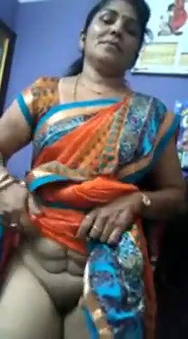 Tamil Aunty Lifting Saree Pussy Show