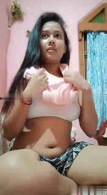 Cute gf show boobs in camera