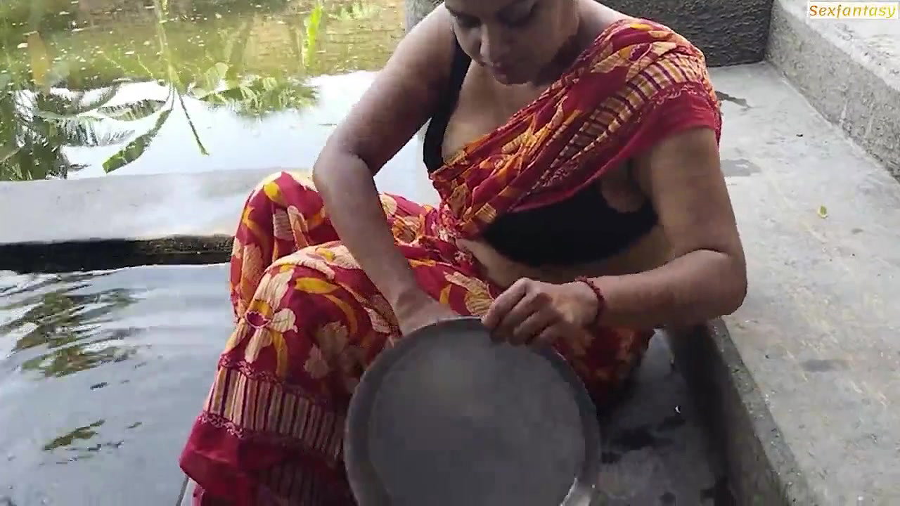 Devar Ne Bhabhi Ko Jabardasti Choda Jab Wo Naha Rahi Thi by SexFantasy