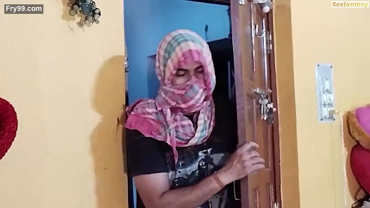 Ghar Ki Malkin Ne Apne Jism Ka Bhuk Mitane Ke Liye Chor Ka Sahara Liya ~ SexFantasy