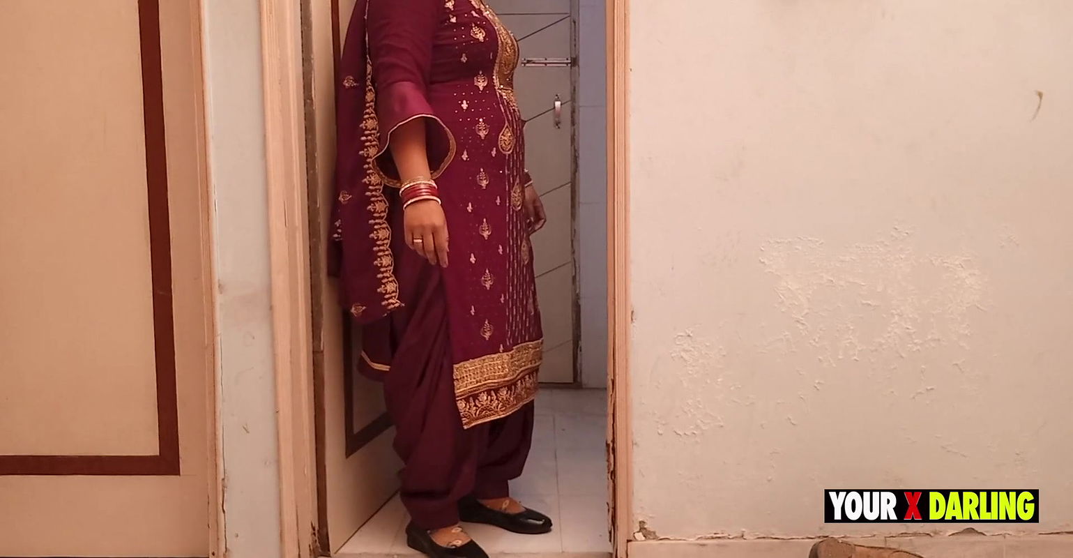 Punjabi bhabhi wants bihari’s dick in her pussy when he is pissing in the bathroom
