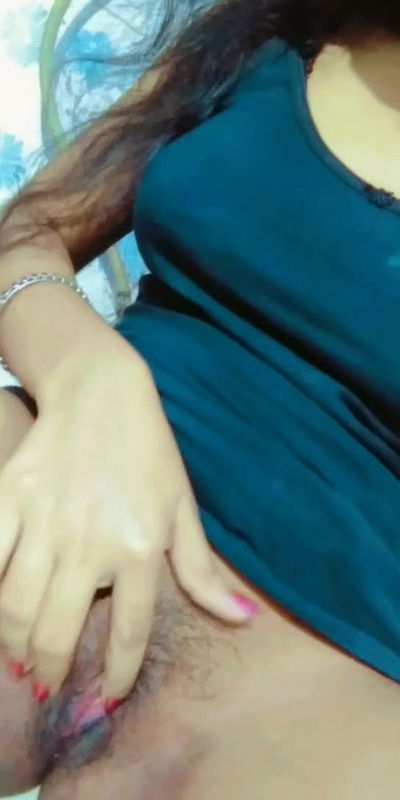 Cute Babe Showing and Fingaring