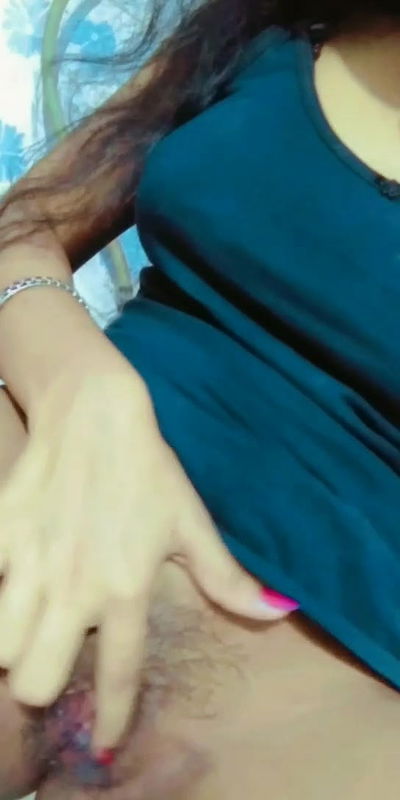 Cute Babe Showing and Fingaring