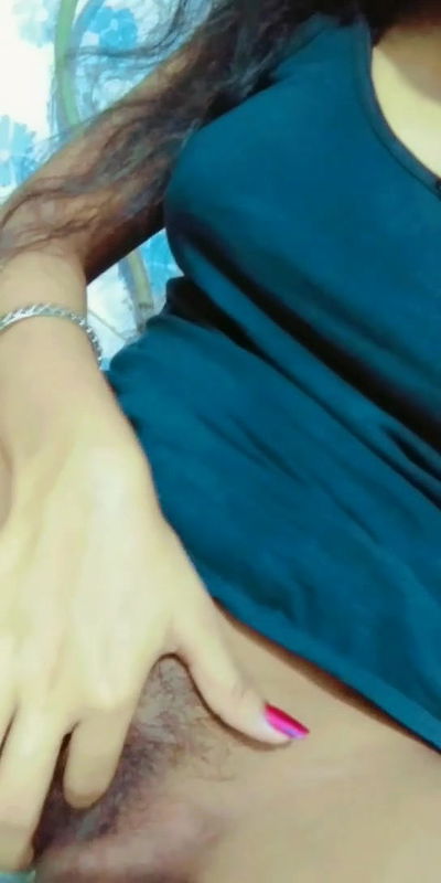 Cute Babe Showing and Fingaring