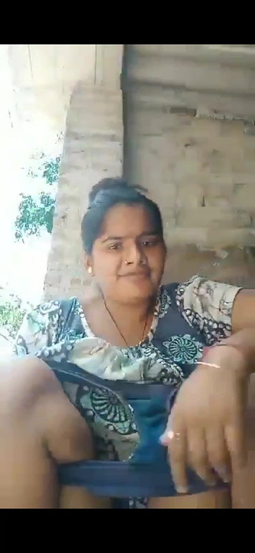 Village Girl showing Naked Boobs and hairy Pussy to Bf over video call