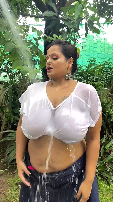 Naasha showing under boob