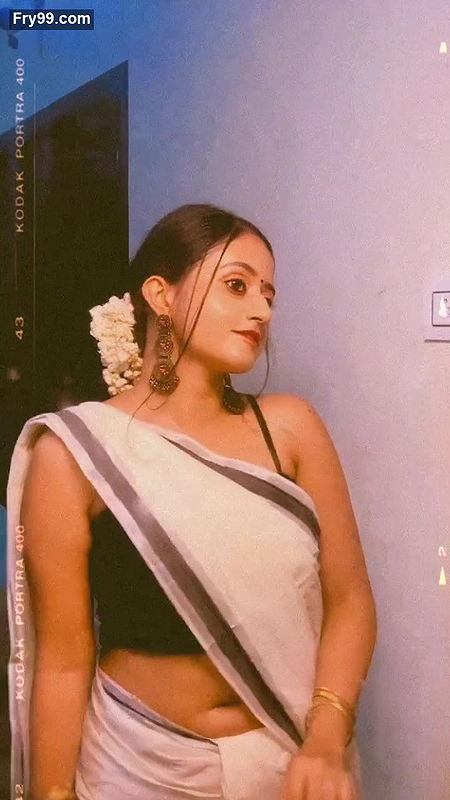 Sneha Mathew Sexy wide Open Chubby Deep Navel in Kerala Saree