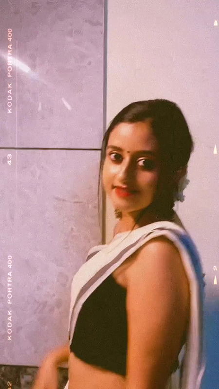 Sneha Mathew Sexy wide Open Chubby Deep Navel in Kerala Saree