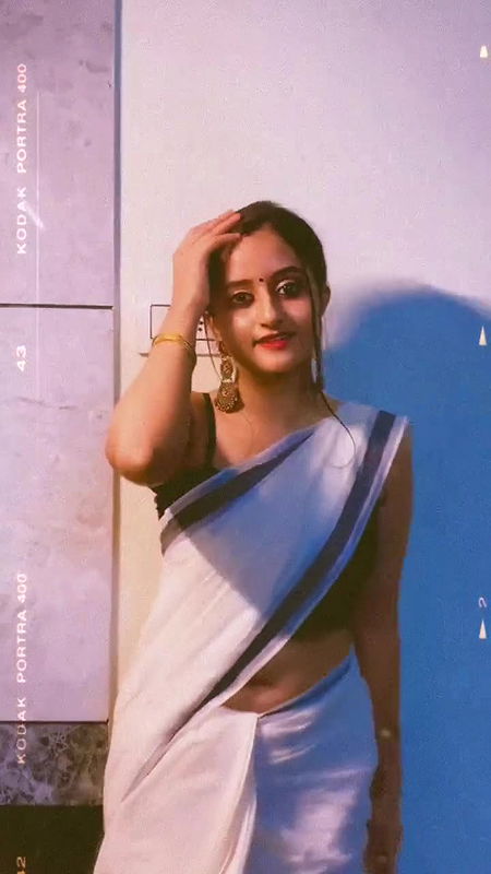 Sneha Mathew Sexy wide Open Chubby Deep Navel in Kerala Saree