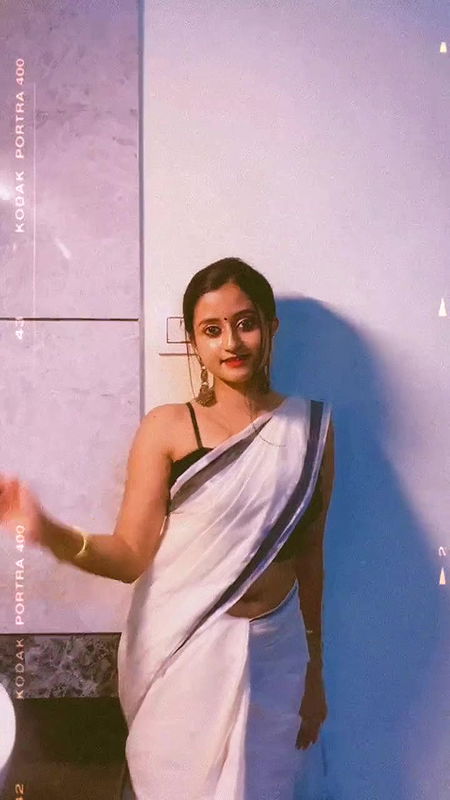 Sneha Mathew Sexy wide Open Chubby Deep Navel in Kerala Saree