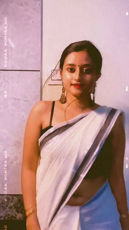 Sneha Mathew Sexy wide Open Chubby Deep Navel in Kerala Saree