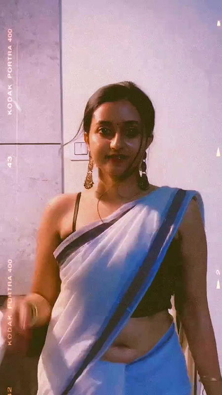 Sneha Mathew Sexy wide Open Chubby Deep Navel in Kerala Saree