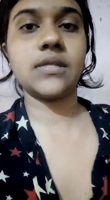 Desi girl showing boobs and pussy