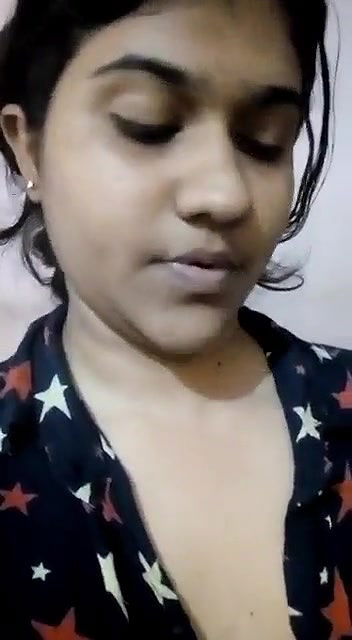 Desi girl showing boobs and pussy
