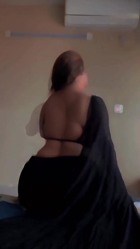 HOT BHABHI SEXY IN BACKLESS SAREE