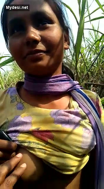 Desi cute girl show her sexy boobs outdoor