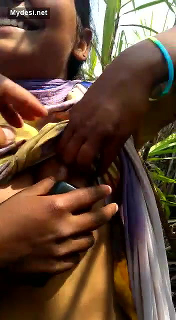 Desi cute girl show her sexy boobs outdoor