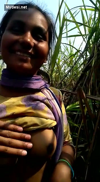 Desi cute girl show her sexy boobs outdoor