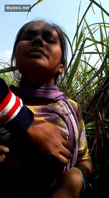 Desi cute girl show her sexy boobs outdoor